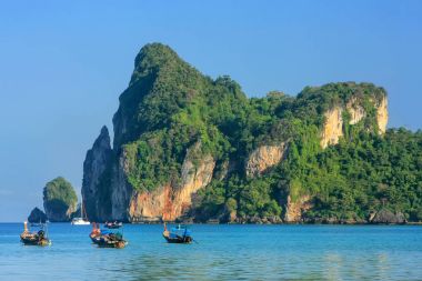 Phi Phi Don Isl gemilerde bağlantılı longtail ile ao Loh Dalum defne