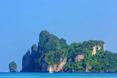 Kireçtaşı kayalıklarla Phi Phi Don Island, Krabi il, Tayland