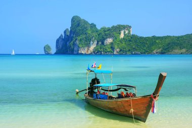 Phi Phi Don Isla üzerinde Ao Loh Dalum plajda Longtail tekne demirlemiş