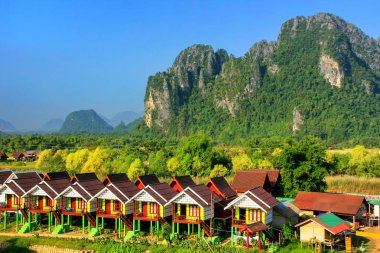 Satır turist bungalov Vang Vieng, Vie Nam şarkı Nehri boyunca