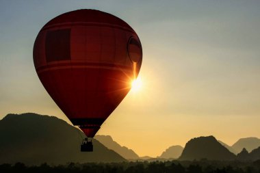 Sıcak hava balonu Vang Vieng, Vientiane ili, Laos'ta uçan