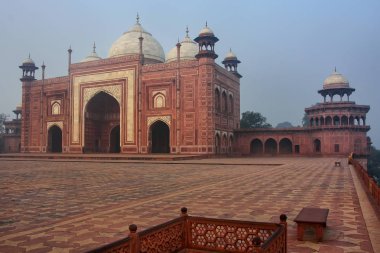 Taj Mahal sabahın erken saatlerinde, Agra karmaşık camide görünümünü, 