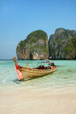Phi Phi Leh Adası, Krabi Maya koyunda demirlemiş Longtail tekne 