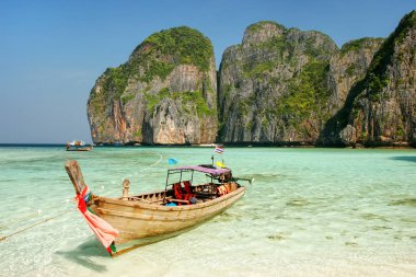 Phi Phi Leh Adası, Krabi Maya koyunda demirlemiş Longtail tekne 