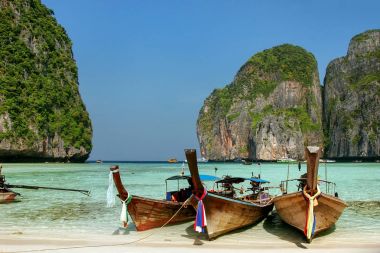 Phi Phi Leh Adası, Krabi Maya koyunda demirlemiş Longtail tekneler