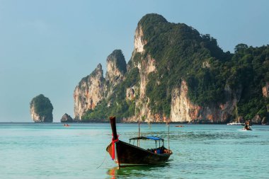 Ao Loh Dalum Phi Phi Don Island, Kr, Longtail tekne demirlemiş