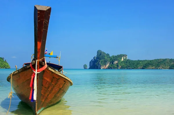 Longtail boat anchored at Ao Loh Dalum beach on Phi Phi Don Isla — Stock Photo, Image