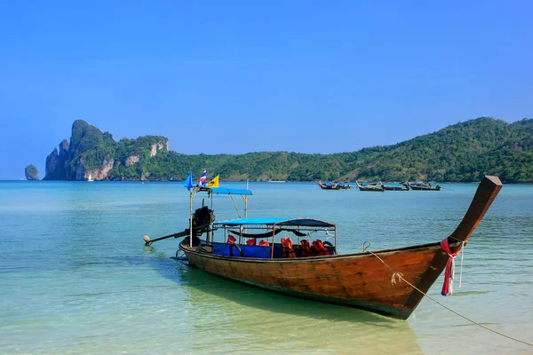 Bateau à queue longue ancré à la plage d'Ao Loh Dalum sur Phi Phi Don Isla — Photo