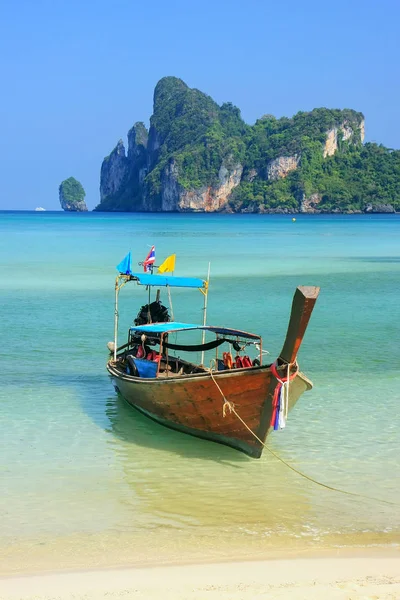 Longtail boot verankerd op Ao Loh Dalum strand op Phi Phi Don Isla — Stockfoto