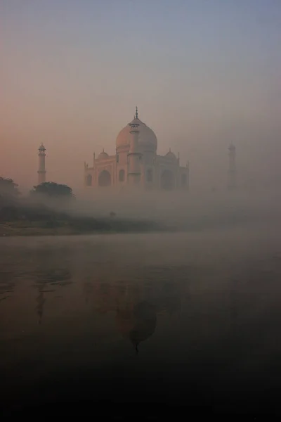 Kilátás nyílik a Taj Mahal tükröződik a Yamuna folyó kora reggel-f — Stock Fotó