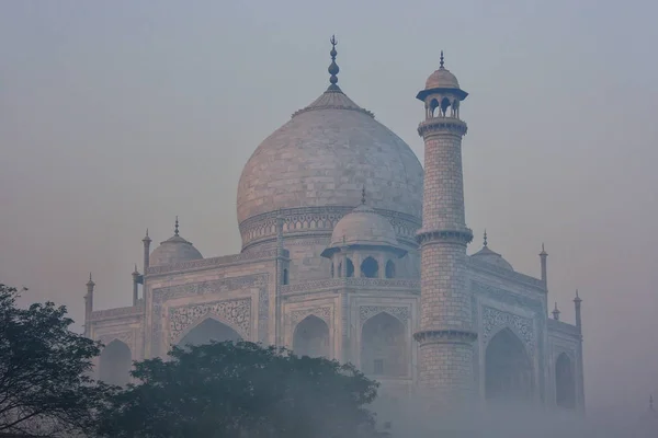 View of Taj Mahal in early morning fog, Agra, Uttar Pradesh, Ind — Stock Photo, Image