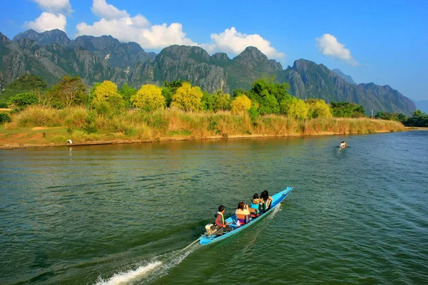 Motoscafo in movimento sul fiume Nam Song a Vang Vieng, Vientiane Prov — Foto Stock