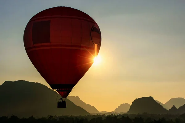Balonem latanie w Vang Vieng, prowincji Vientiane, Laos — Zdjęcie stockowe