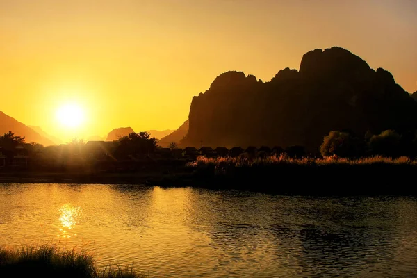 Coucher de soleil sur la rivière Nam Song avec des formations rocheuses en V — Photo