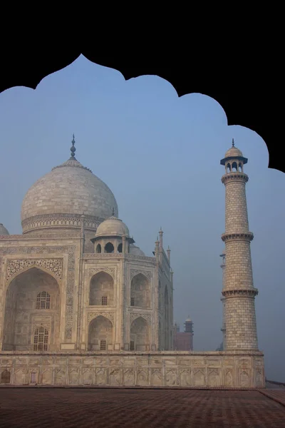 Vue du Taj Mahal dans le brouillard matinal vu à travers le jawab, Agra , — Photo