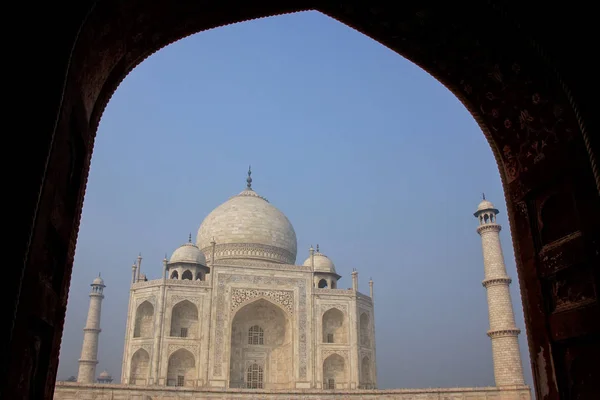 Taj Mahal inramade med bågen av jawab, Agra, Uttar Pradesh, i — Stockfoto