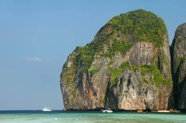Maya Bay cercada por penhascos de pedra calcária em Phi Phi Leh Island, K — Fotografia de Stock