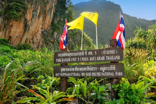 Placa do parque nacional na ilha Phi Phi Leh, província de Krabi, Thail — Fotografia de Stock