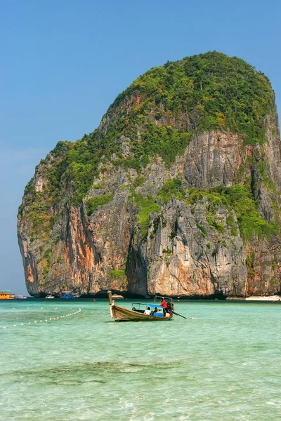 Maya Bay on Phi Phi Leh Island in Krabi Province, Thailand — Stock Photo, Image