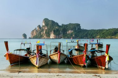 Phi Phi Don Isl üzerinde Ao Loh Dalum plajda Longtail tekneler demirli
