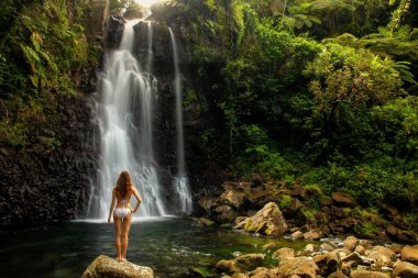 Genç kadın Bo orta Tavoro şelaleler bikini bekliyor