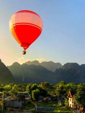 Sıcak hava balonu Vang Vieng, Vientiane ili, Laos'ta uçan