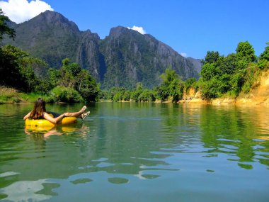 Karstik tarafından çevrili bir tüp Nam şarkı nehirden aşağı gidiş turizm 