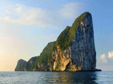 Kireçtaşı kayalıklarla Adası Phi Phi Leh, Krabi il, Tayland