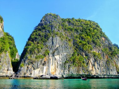 Kireçtaşı kayalıklarla Adası Phi Phi Leh, Krabi il, Tayland