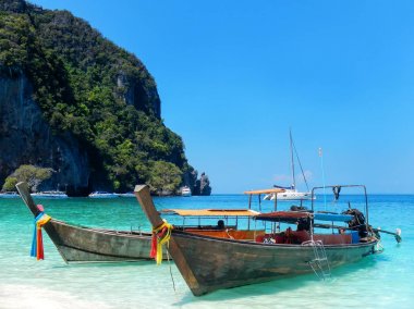 Phi Phi Don Isl üzerinde Ao Yongkasem plajda Longtail tekneler demirli
