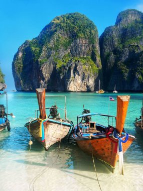Phi Phi Leh Adası, Krabi Maya koyunda demirlemiş Longtail tekneler