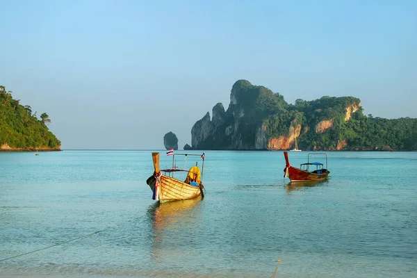 Longtail boten verankerd op Ao Loh Dalum strand op Phi Phi Don Isl — Stockfoto