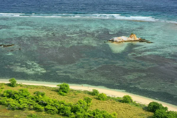 Береговая линия острова Канава в море Флорес, Нуса Тенггара, Индонес — стоковое фото