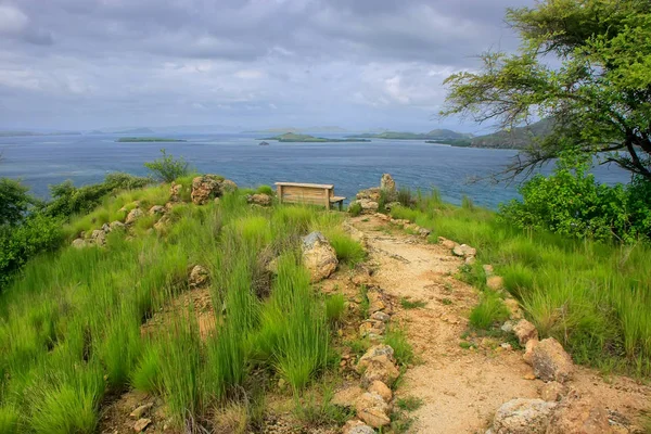 Sendero de senderismo y un banco en el mirador de la isla de Kanawa en Fl — Foto de Stock