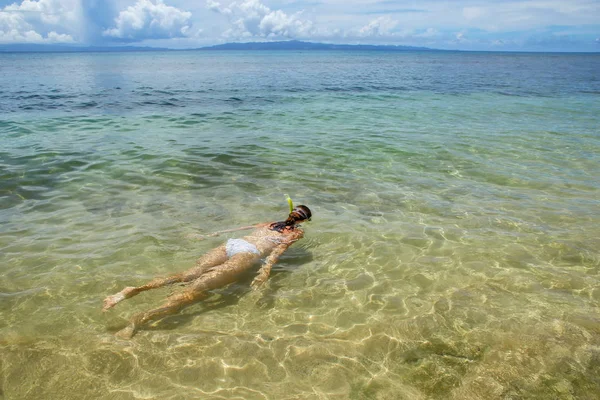 年轻女子在清澈的水，在斐济 Taveuni 岛上浮潜 — 图库照片