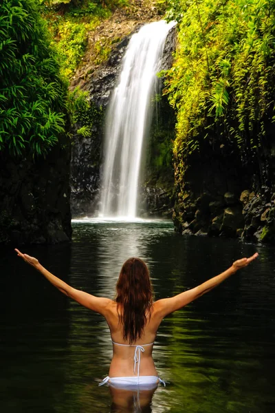 Junge Frau im Bikini steht am wainibau-wasserfall auf taveuni — Stockfoto