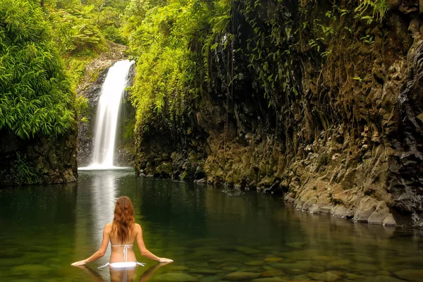 Jonge vrouw in bikini staat bij Wainibau waterval op Taveuni — Stockfoto