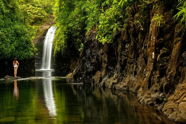 Lavena sahil yürüyüş üzerinde Taveuni sonundaki Wainibau şelale — Stok fotoğraf