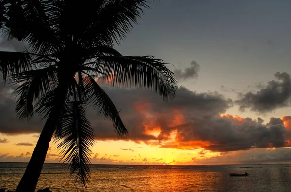 Nascer do sol colorido na praia na aldeia de Lavena em Taveuni Isla — Fotografia de Stock