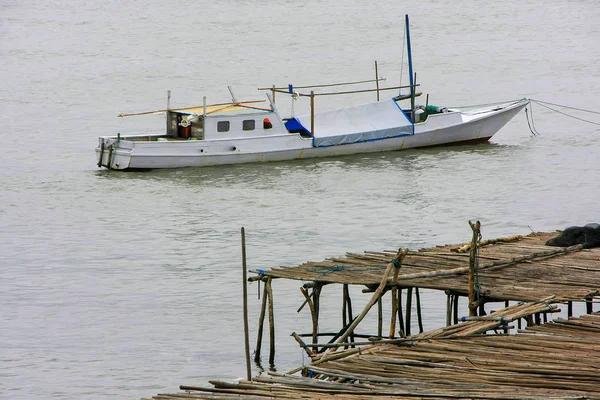 Traditionele boot verankerd in Labuan Bajo stad op Flores eiland, — Stockfoto