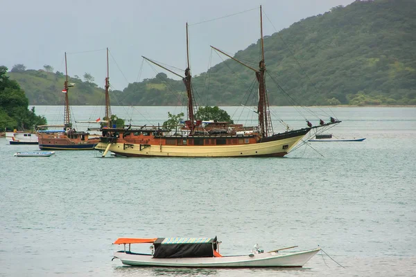 Boote ankern in labuan bajo town auf flores island, nusa tengg — Stockfoto