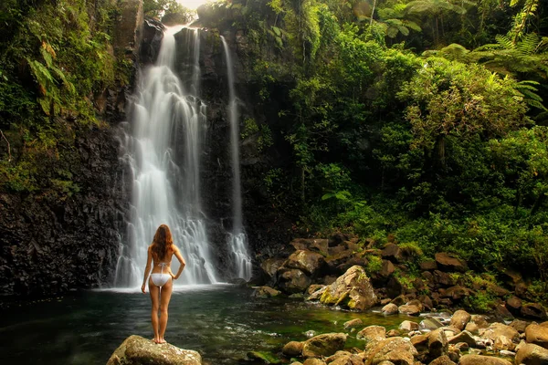 Mujer joven en bikini de pie junto a las cascadas de Tavoro Medio en Bo —  Fotos de Stock