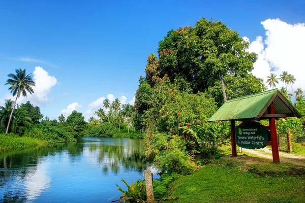 Parktafel am Fluss im Bouma National Heritage Park auf Taveu — Stockfoto