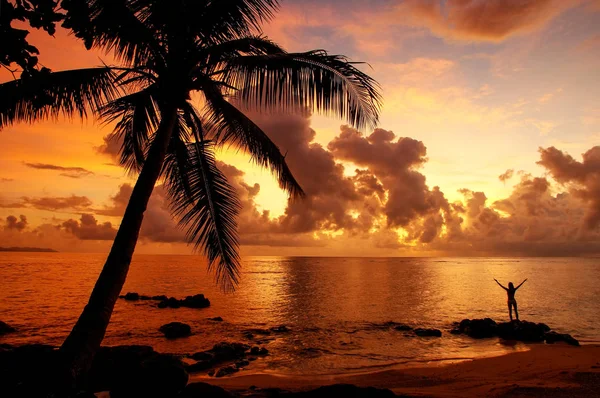 Lever de soleil coloré sur la plage dans le village de Lavena à Taveuni Isla — Photo
