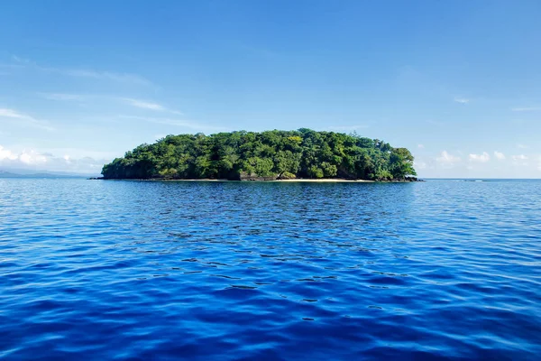 Kleine Insel vor der Küste von Taveuni, Fidschi — Stockfoto