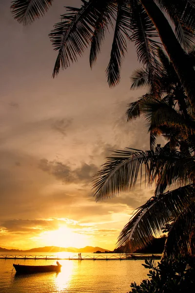 Puesta de sol colorida en la isla de Nananu-i-Ra, Fiyi —  Fotos de Stock