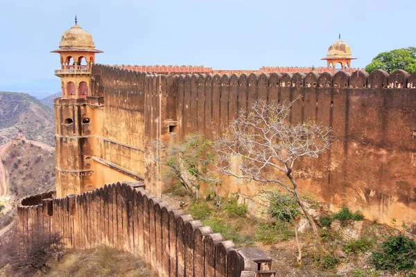 Verteidigungsmauer des jaigarh Fort auf der Spitze des Adlerhügels in der Nähe — Stockfoto