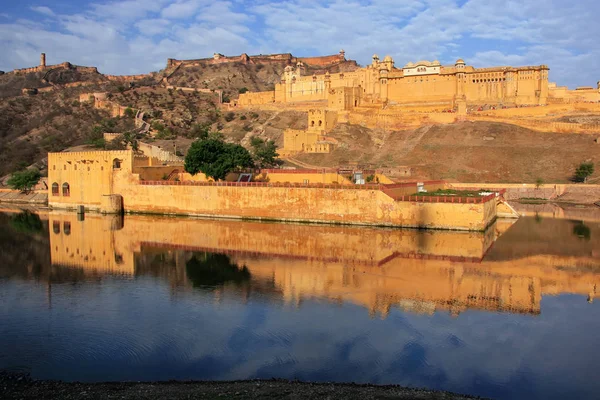 Amber Fort odzwierciedlenie w Maota jeziora w pobliżu Jaipur, Rajasthan, Indie — Zdjęcie stockowe