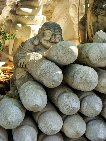 Blocchi di pietra per intaglio presso il laboratorio vicino alla Pagoda di Mahamuni in — Foto Stock