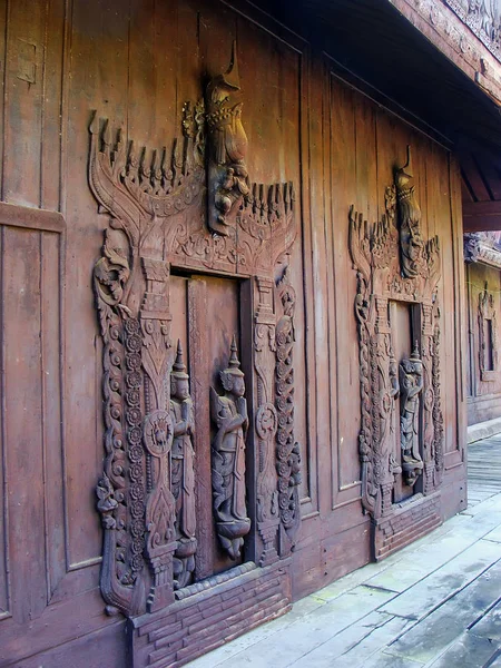 Gesneden houten deuren in Shwe In Bin Kyaung klooster in Mandalay, — Stockfoto